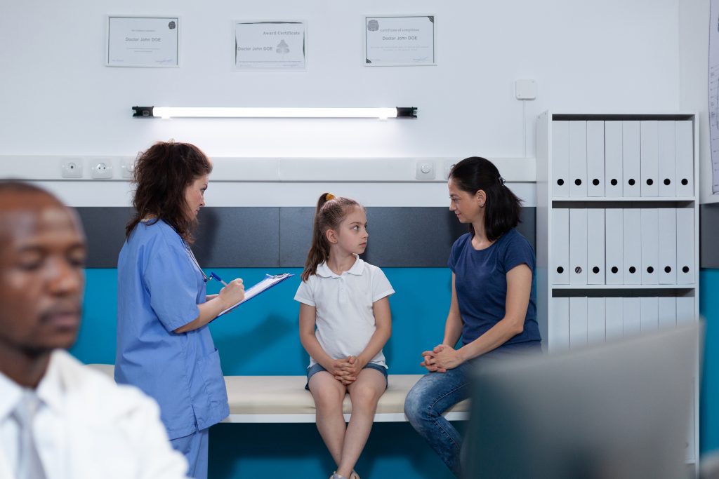 Médica e mãe conversando com a criança sobre a nova classificação ILAE 2025