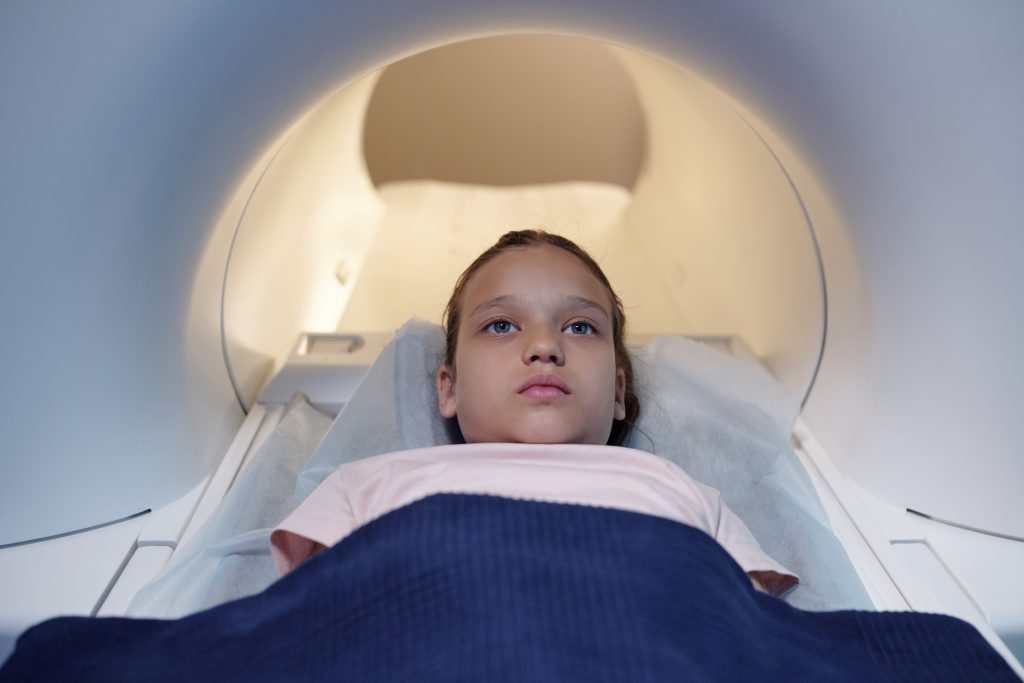 Menina fazendo exames, com suspeita de epilepsia infantil