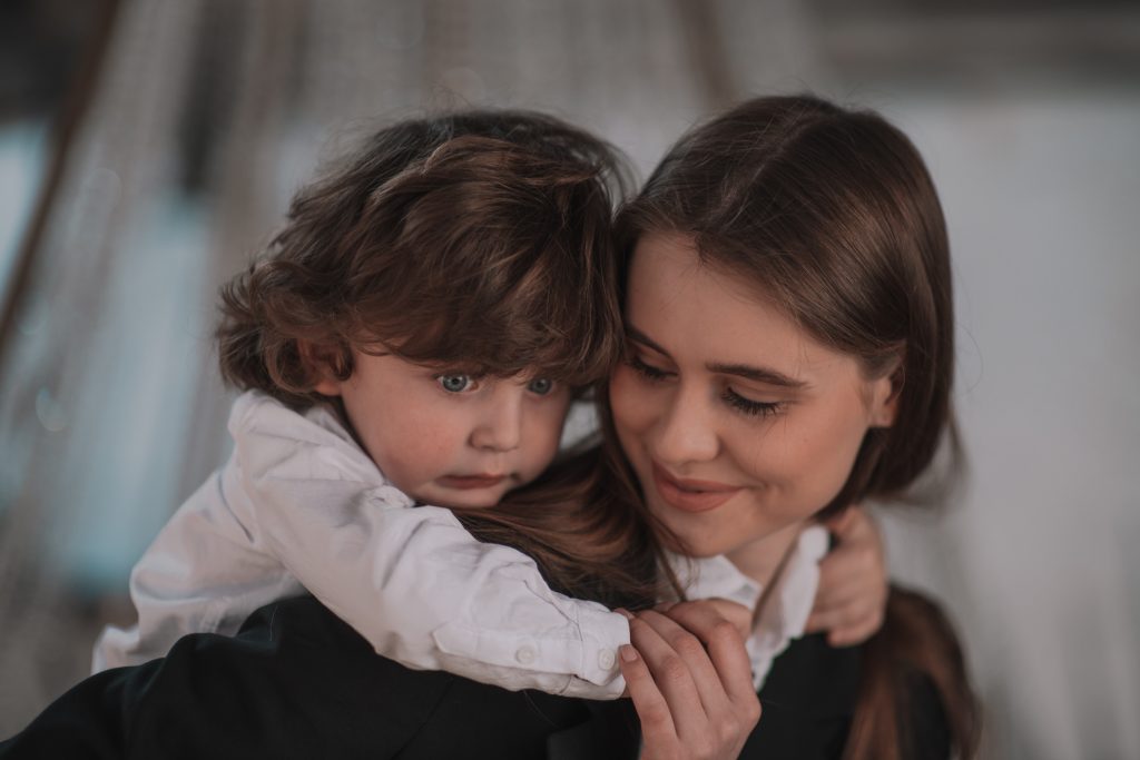 Mãe com o filho nas costas, pensando nas crises de ausência