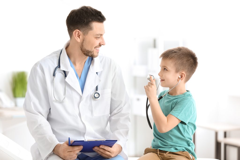 Médico usando com o paciente a aplicação prática dos critérios ILAE