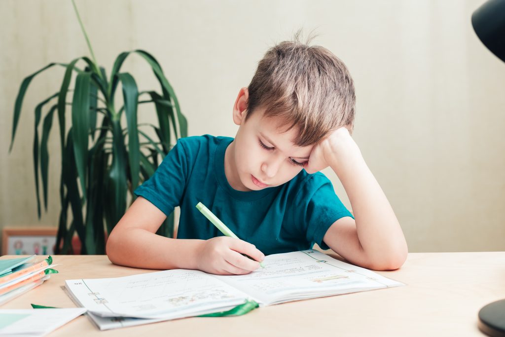 Menino com déficit de atenção e hiperatividade com dificuldades para estudar