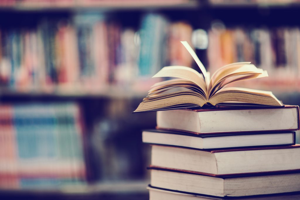 Uma pilha de livros para introduzir o assunto "livro sobre epilepsia infantil".