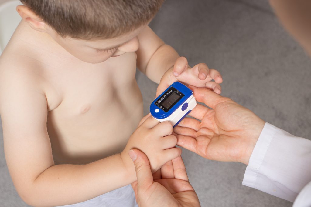Médico examinando paciente, para fazer o diagnóstico diferencial de epilepsia