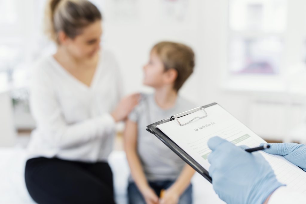 Mãe levando sua criança ao médico por transtorno do sono