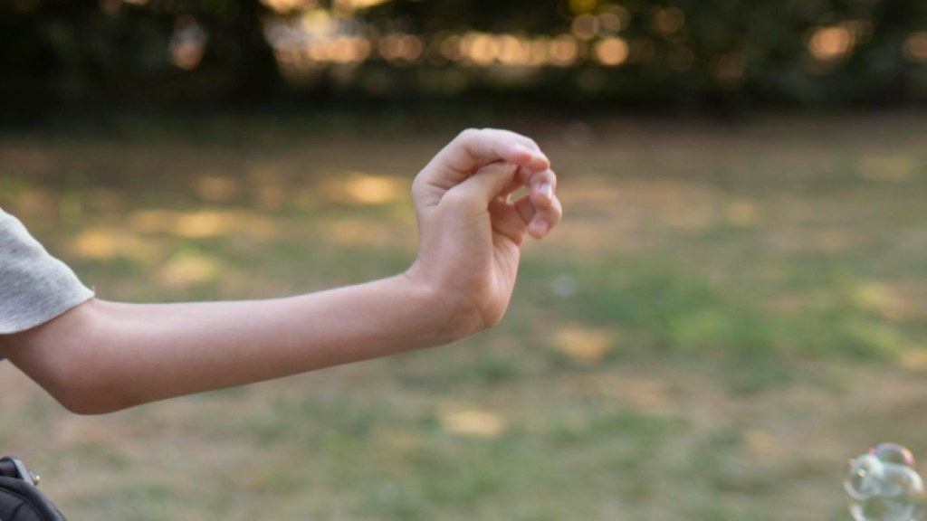 Criança no parque com espasticidade, precisando da ajuda da neurologia