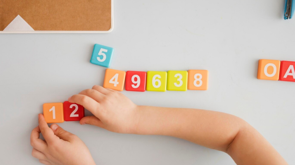 Criança com jogos para Estimulação precoce em neurologia infantil.