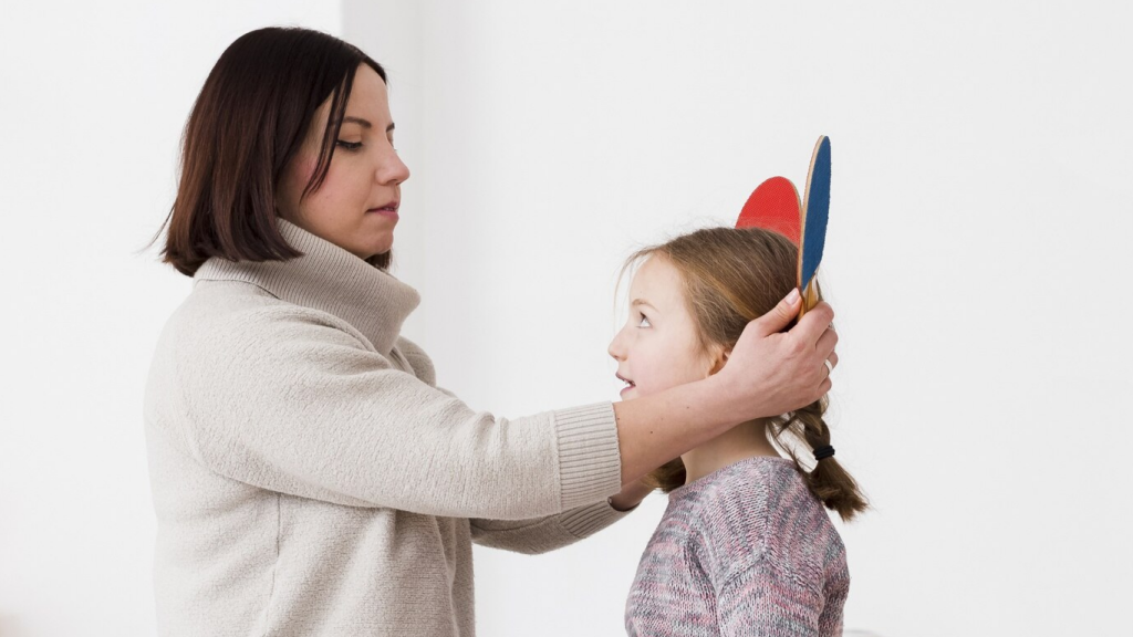Mãe cuidando da filha com epilepsia de forma saudável, graças aos avanços em ensaios clínicos