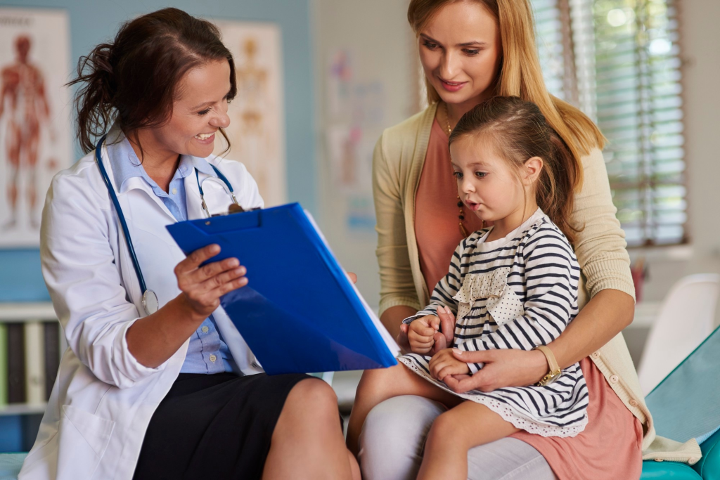Médica explicando para a mãe sobre a espasticidade infantil
