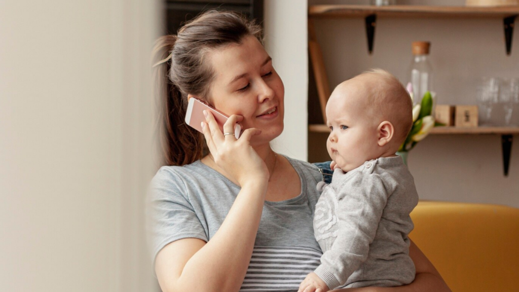 Mãe falando no telefone sobre Síndromes epilépticas raras.