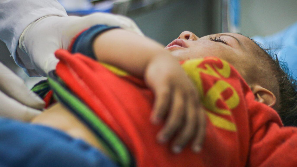 Criança sendo atendida, para falar sobre o status epilepticus em crianças