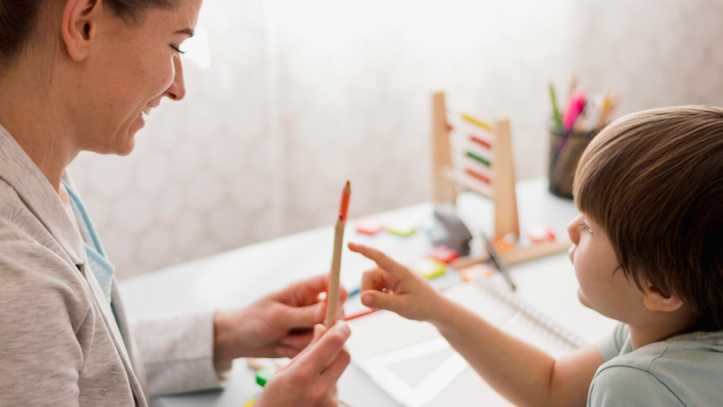 Médica atendendo um menino, para falar sobre terapias genéticas para epilepsia infantil
