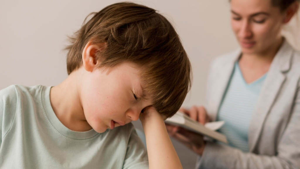 Médica examinando criança, para diferenciar TDAH e epilepsia infantil