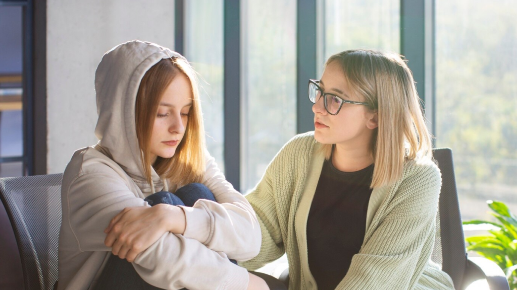 Mãe conversando com a filha sobre a epilepsia na adolescência