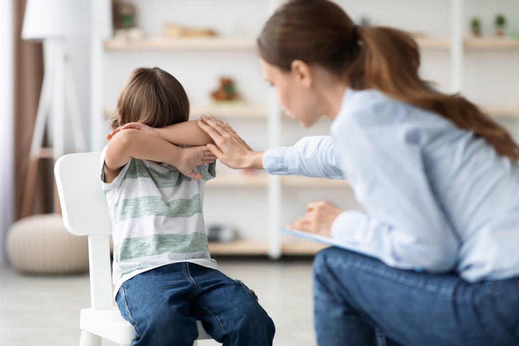 Mãe tendo dificuldades com a criança, precisando saber mais sobre os tipos de crise epiléptica