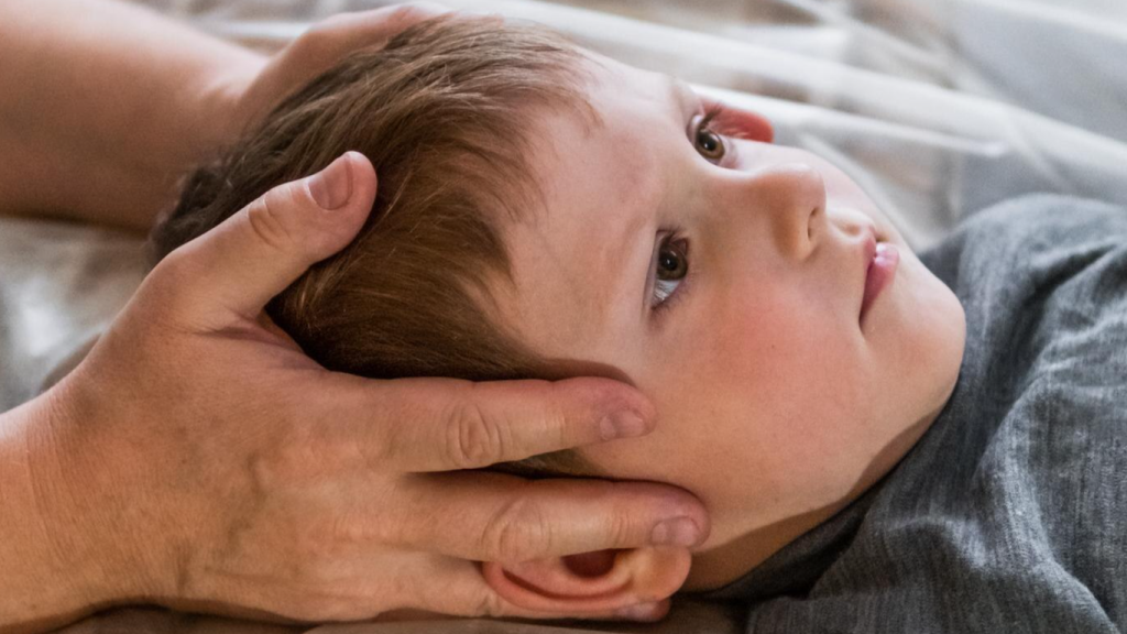 Menino sendo avaliado com suspeita de epilepsia temporal