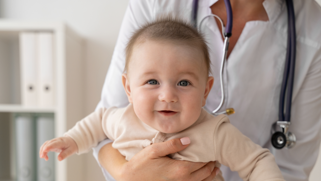 Bebê no neurologista pediátrico