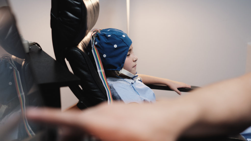 Menino fazendo EEG, para falar da relação com a epilepsia