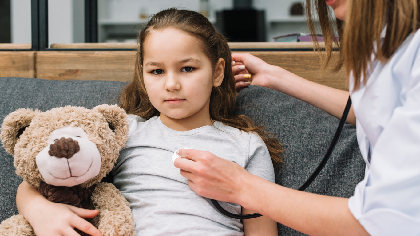 Menina sendo examinada para epilepsia idiopática
