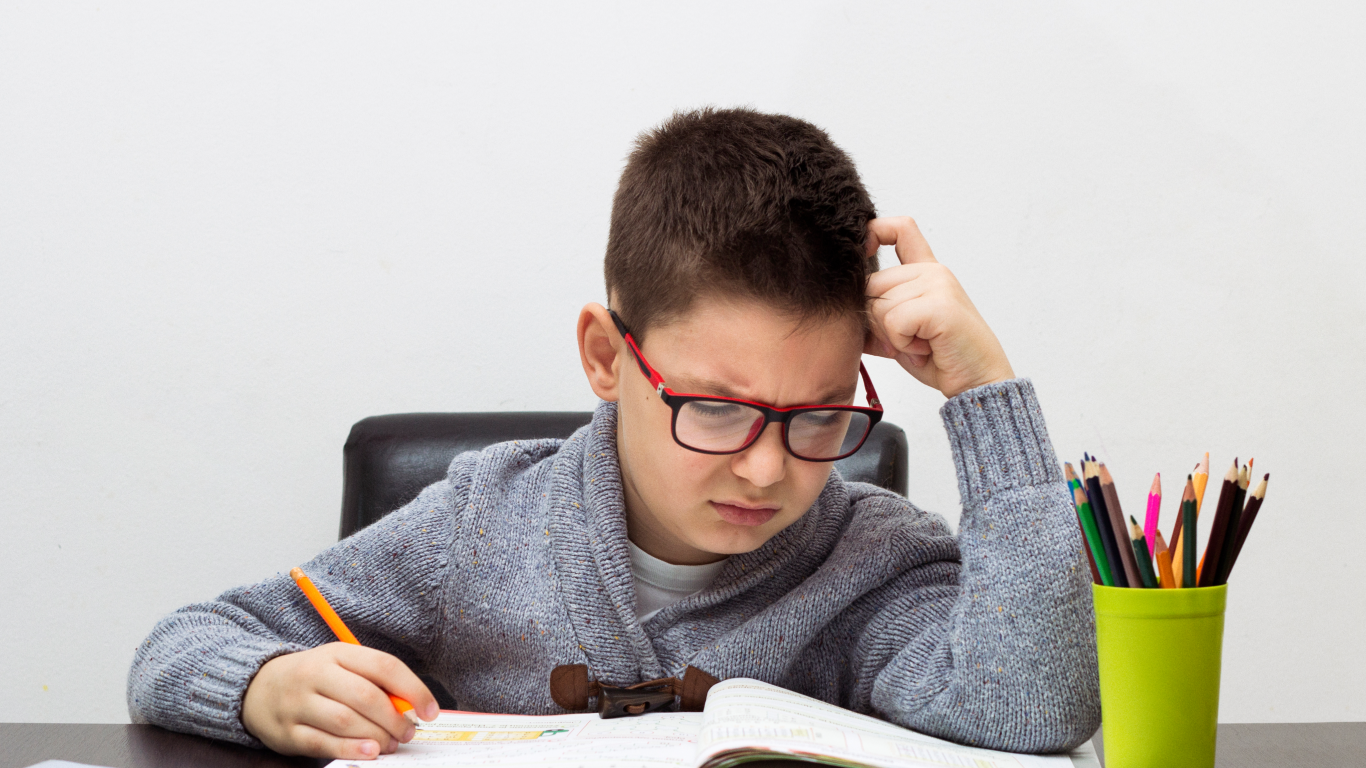 Menino cujos pais não sabem se tem dificuldade para aprendizagem ou problemas neurológicos