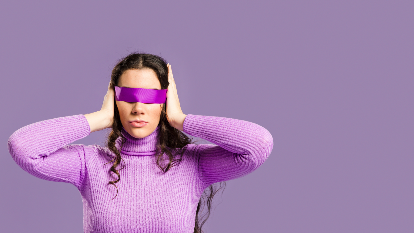 Mulher com as mãos nos ouvidos e uma venda nos olhos, para falar sobre cuidados específicos para mulheres com epilepsia