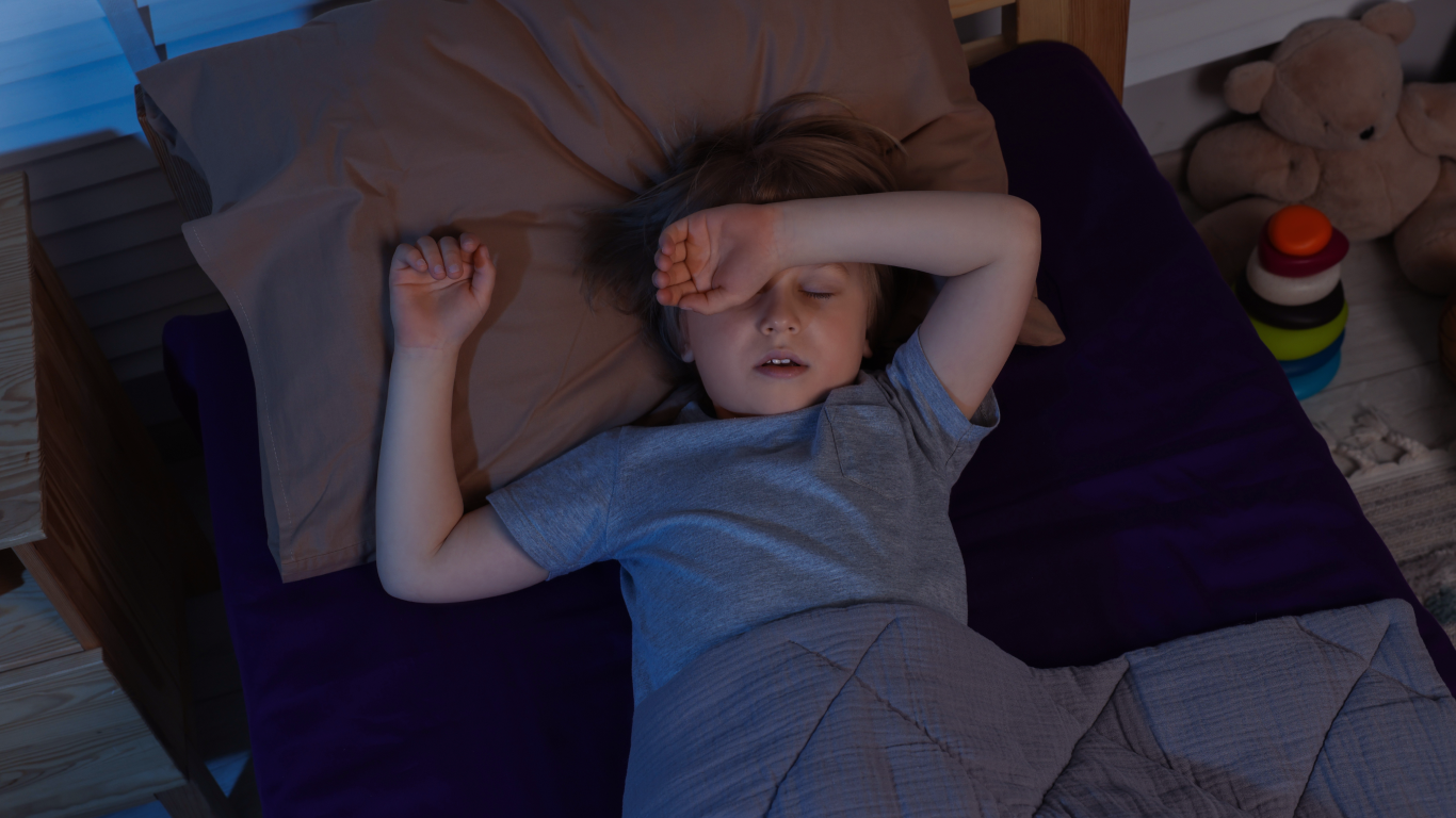 Criança com dificuldade para dormir devido a crises noturnas