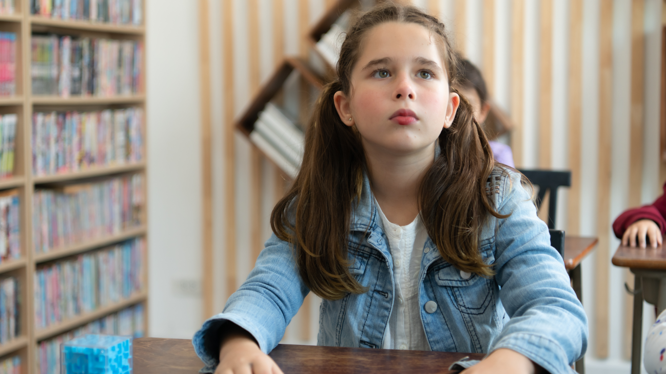 Menina distraída olhando para cima, para falar sobre quando o seu filho desliga por segundos