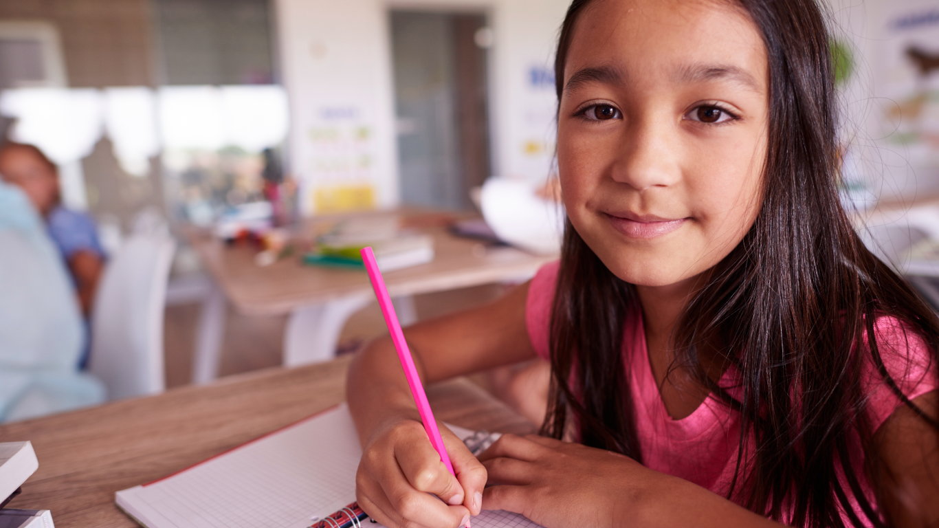 Menina na sala de aula, para falar sobre epilepsia e escola