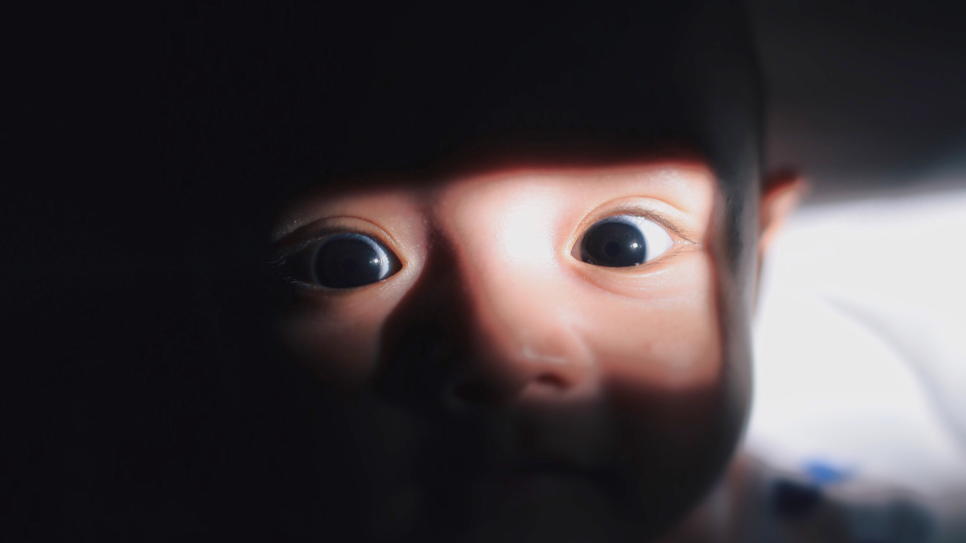 Olhos de bebê assustado, para falar sobre crise epiléptica ou susto